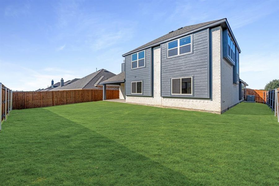 Exterior details and patio area of a home in Sunset Ridge, Alvarado (Image 3).