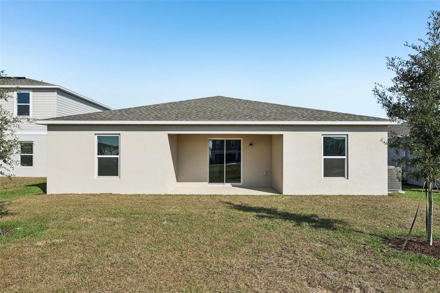 Exterior details and patio area of a home in The Collection at Bradbury Creek, Haines City (Image 8).