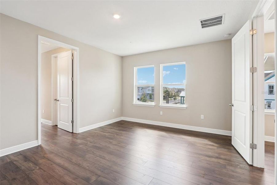Spacious, unfurnished interior of a new home in Laureate Park, Orlando (Image 21).