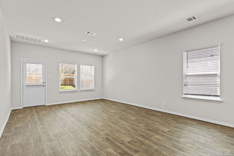 Spacious, unfurnished interior of a new home in Hunters Ranch, San Antonio (Image 20).