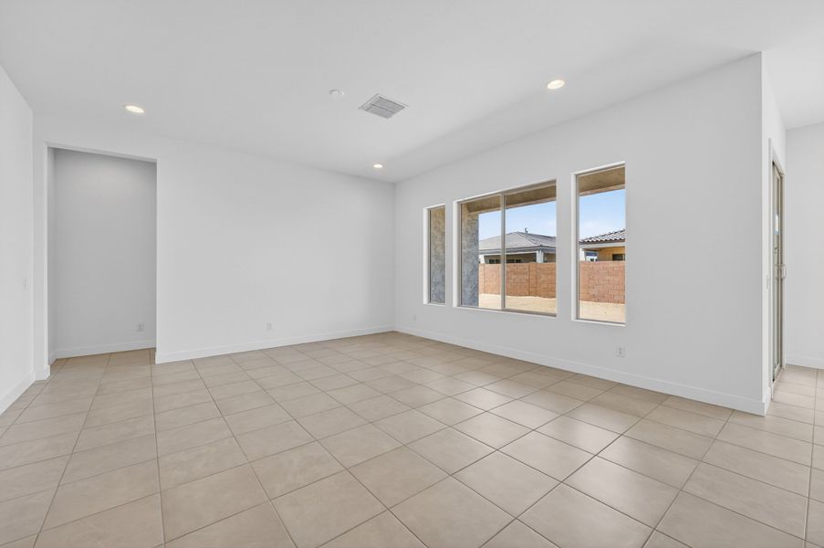 Spacious, unfurnished interior of a new home in Combs Ranch, San Tan Valley (Image 19).