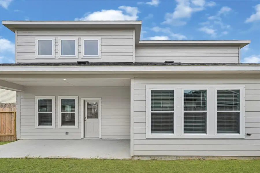 Exterior details and patio area of a home in Rollingbrook Estates, Baytown (Image 4).
