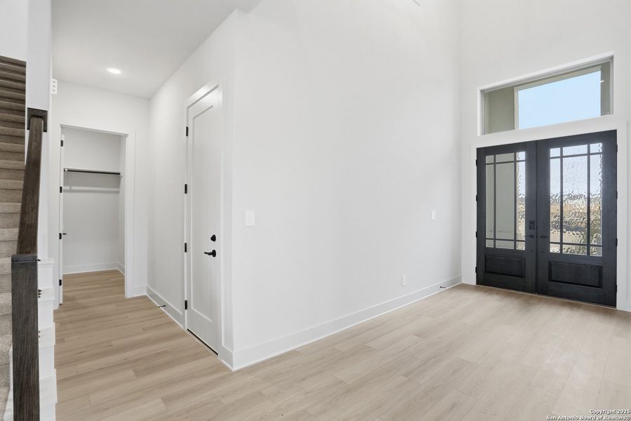 Spacious, unfurnished interior of a new home in Haby Hill 50s, San Antonio (Image 34).