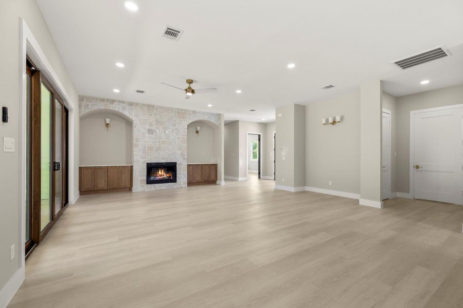 Spacious, unfurnished interior of a new home in , Tomball (Image 33). Spacious, unfurnished interior of a new home in , Tomball (Image 33).