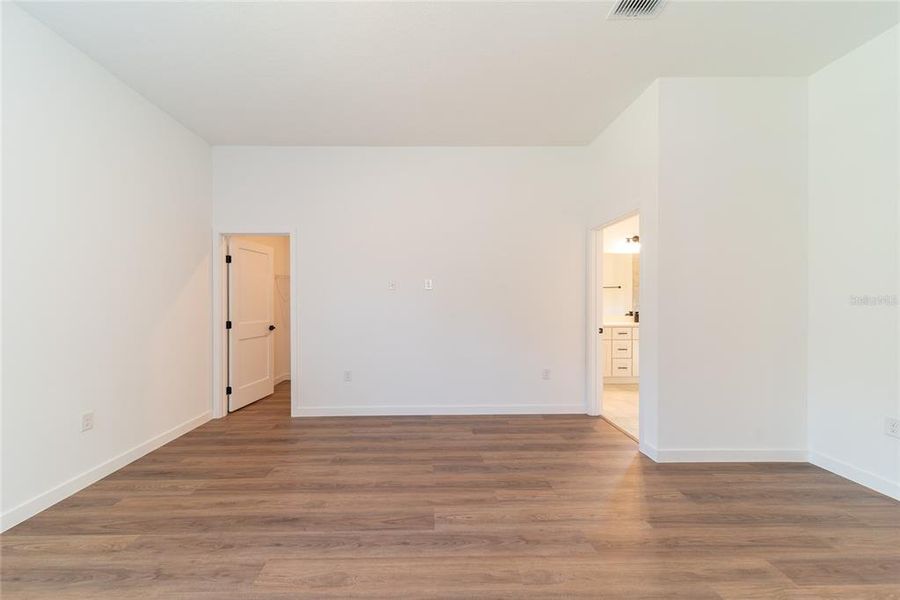 Spacious, unfurnished interior of a new home in , Citrus Springs (Image 36).