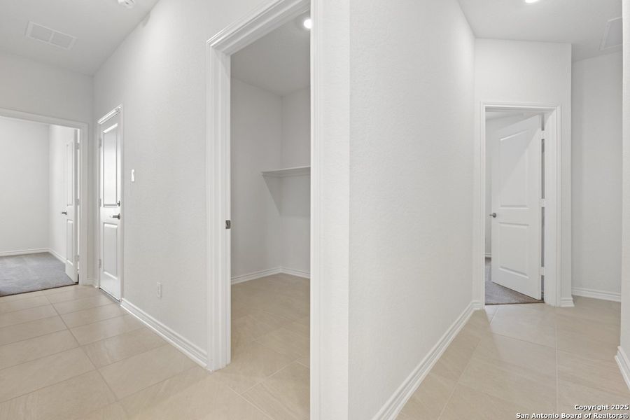 Spacious, unfurnished interior of a new home in Woodside Farms, Seguin (Image 16).