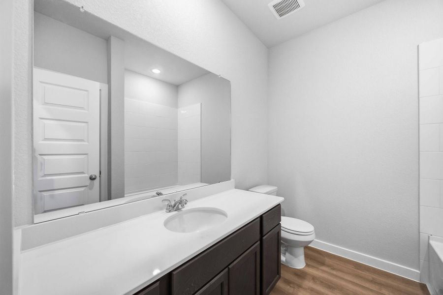 6903 Pelican Lane - Arlington - Secondary Bathroom
