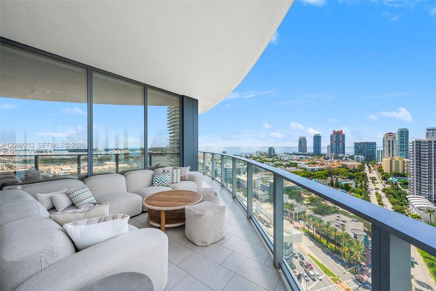 Condo located in Miami Beach, FL showcasing its design and architecture (Image 31).