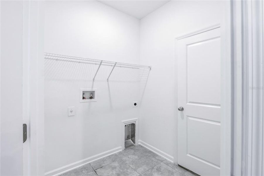 Spacious, unfurnished interior of a new home in Peace Creek Reserve, Winter Haven (Image 38).