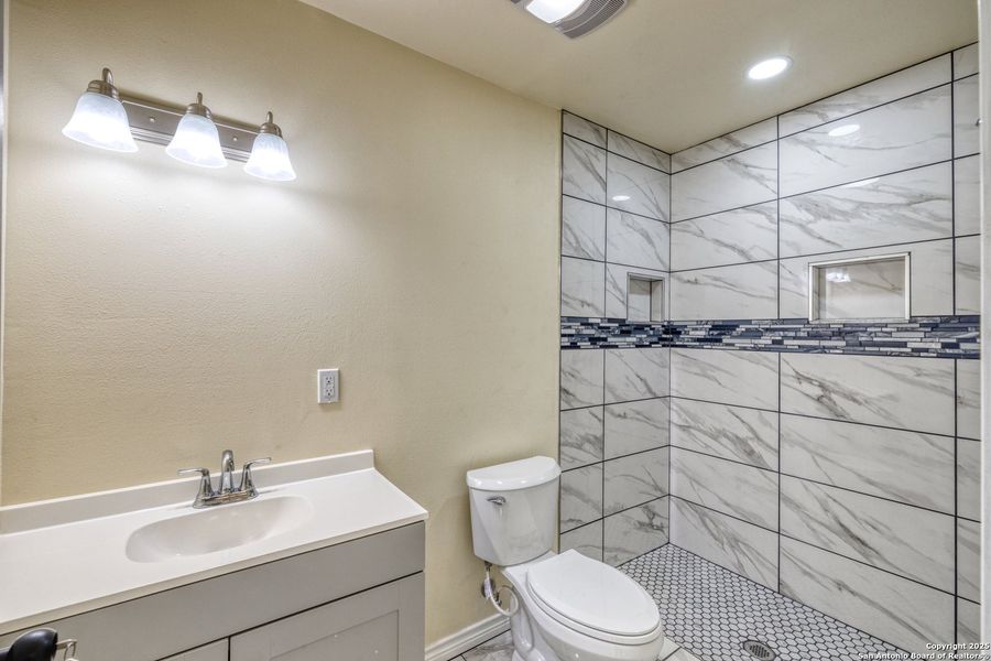 Furnished interior view inside a new home in , Uvalde (Image 7).