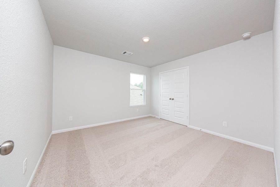 Spacious, unfurnished interior of a new home in Cliffstone Hills, Conroe (Image 17).