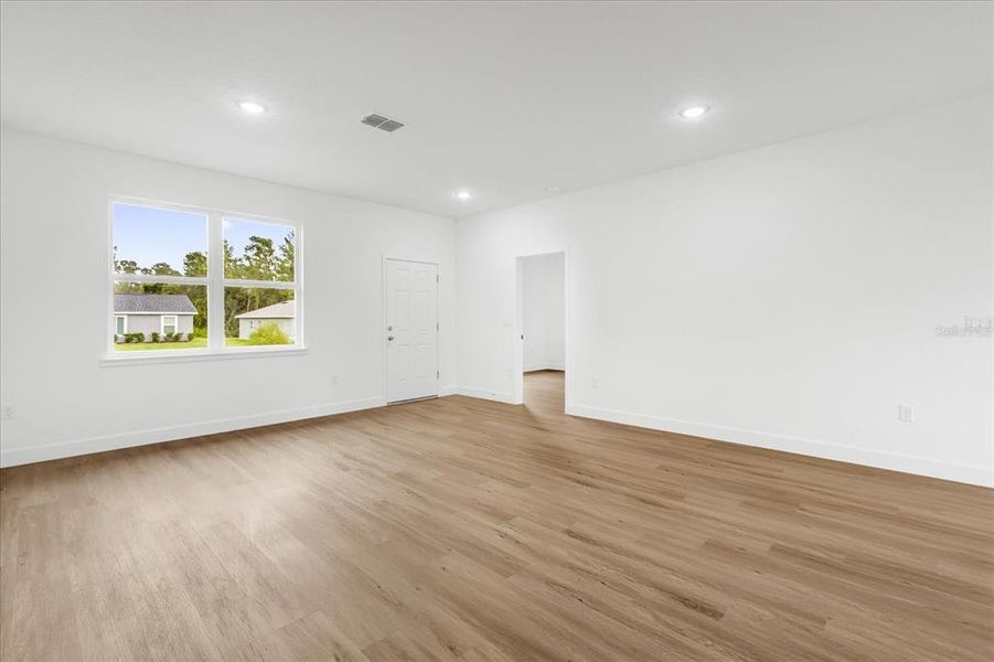 Spacious, unfurnished interior of a new home in , Ocala (Image 9).