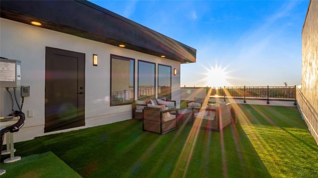 Exterior details and patio area of a home in , St. Petersburg (Image 26).