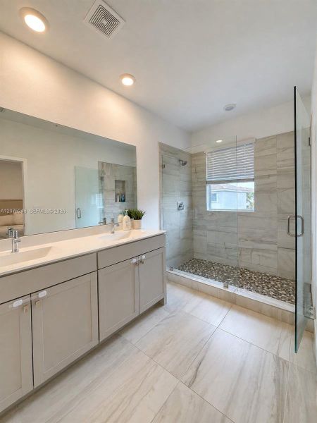 Master bathroom (2)