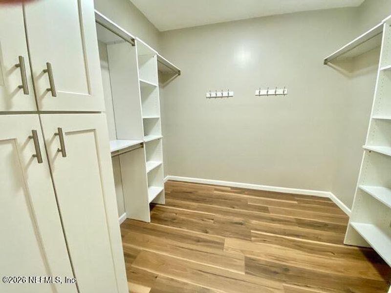 Spacious, unfurnished interior of a new home in , Middleburg (Image 6).