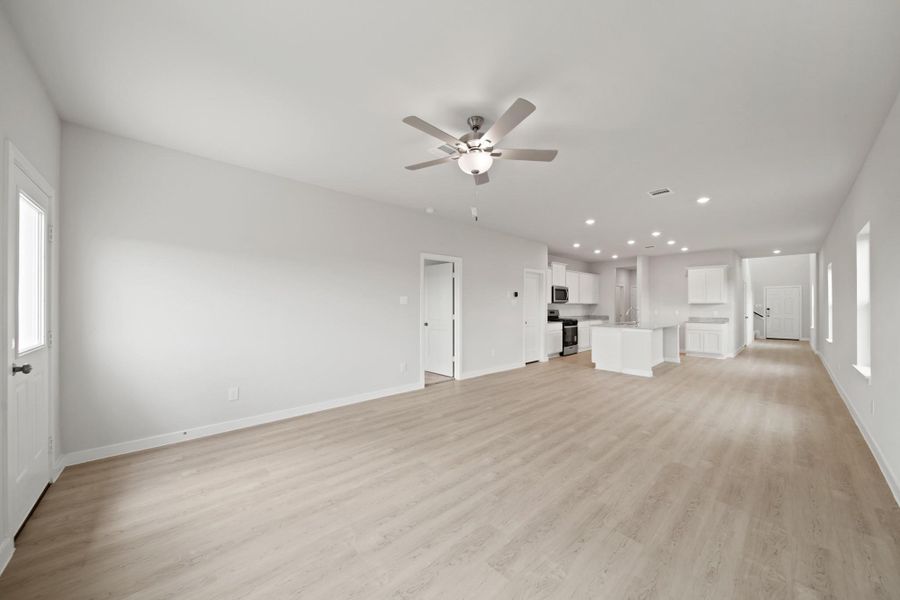 Spacious, unfurnished interior of a new home in Riverwood Ranch, Angleton (Image 13).
