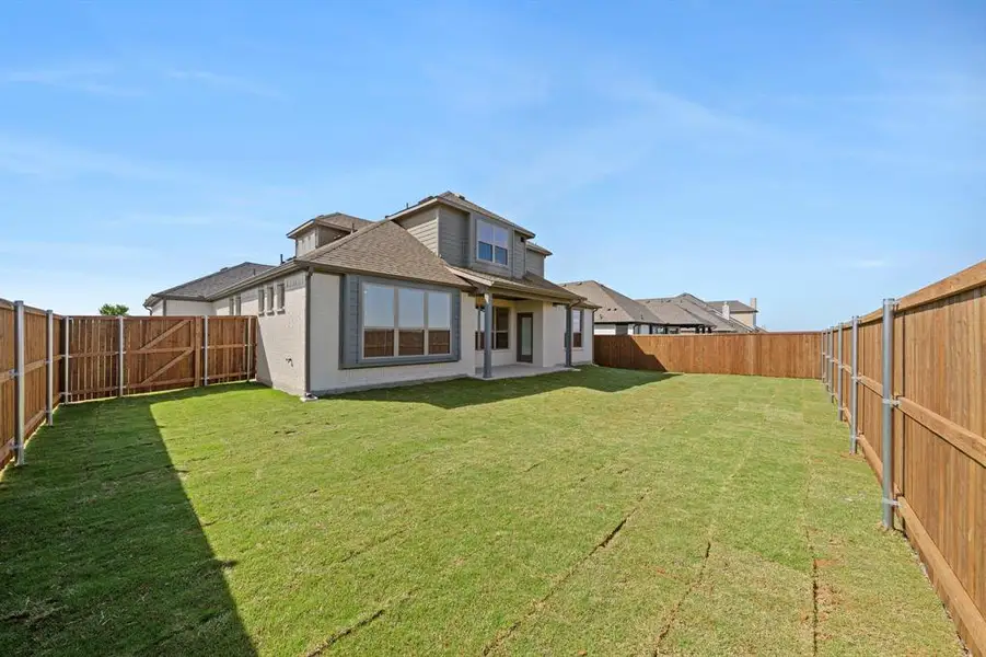 Exterior details and patio area of a home in , Venus (Image 3).