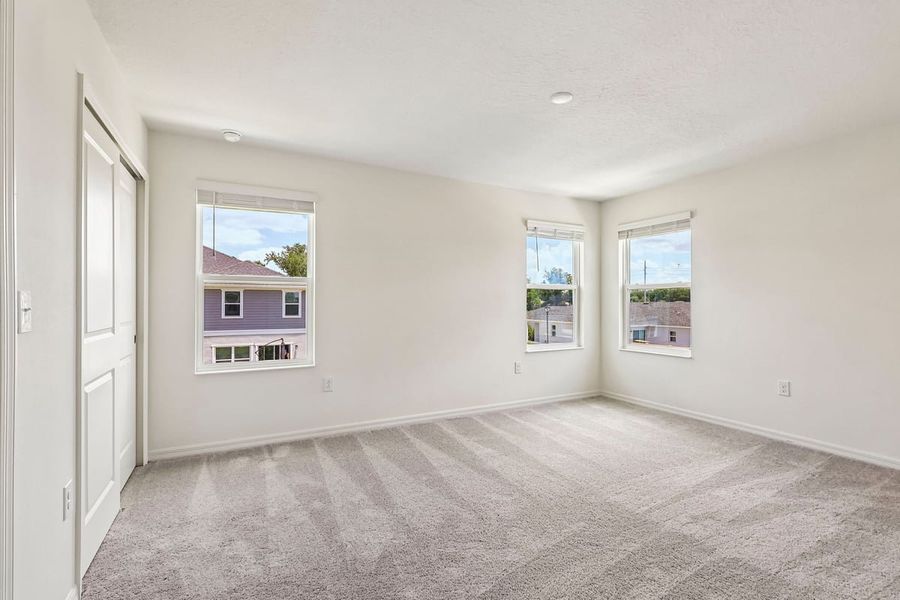 Spacious, unfurnished interior of a new home in Reserve at Forest Lake Townhomes, Lake Wales (Image 16).