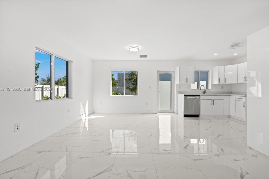 Spacious, unfurnished interior of a new home in , Florida City (Image 8).