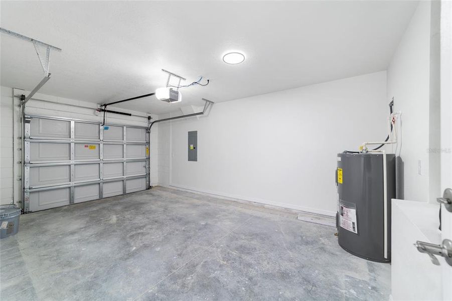 Spacious, unfurnished interior of a new home in , Dunnellon (Image 48).