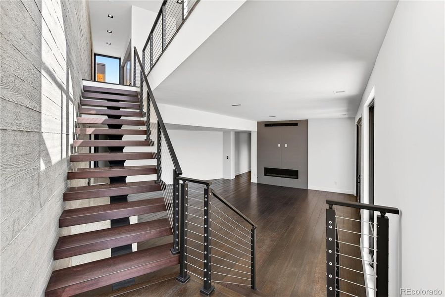 Spacious, unfurnished interior of a new home in , Golden (Image 37).