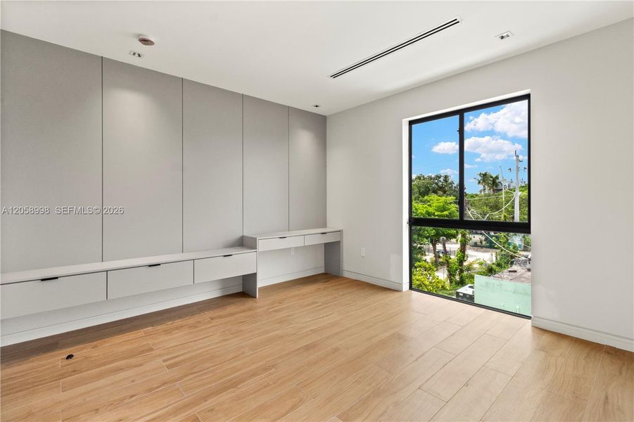 Spacious, unfurnished interior of a new home in , Miami (Image 24).