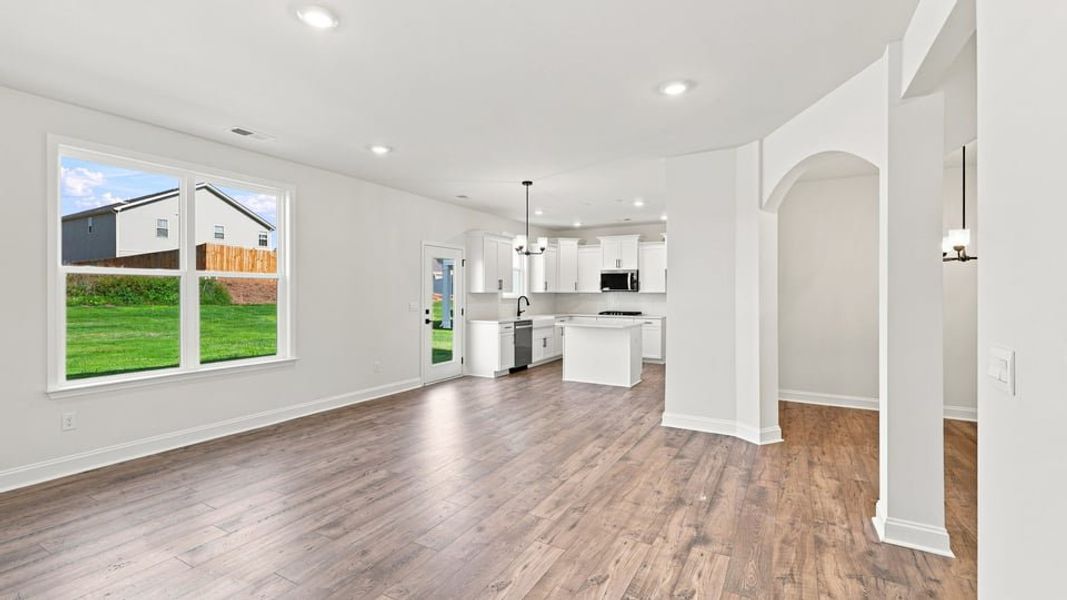 Spacious, unfurnished interior of a new home in Shadowood, Seneca (Image 26).