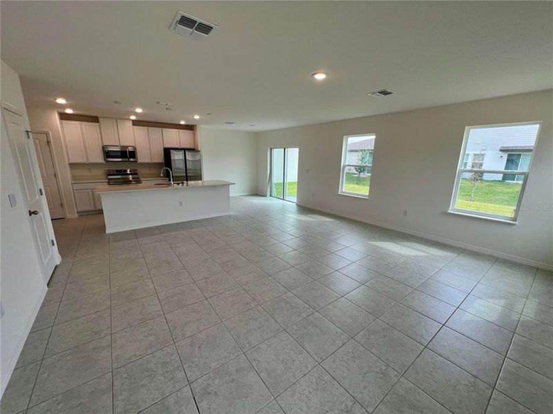 Spacious, unfurnished interior of a new home in Villamar, Winter Haven (Image 19).