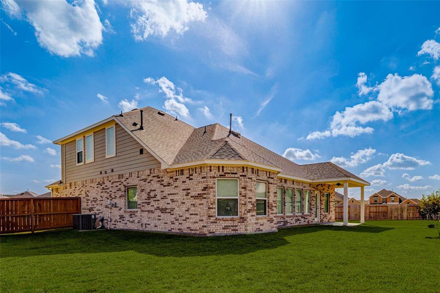 Gorgeous view of grand backyard and paito! Gorgeous view of grand backyard and paito!