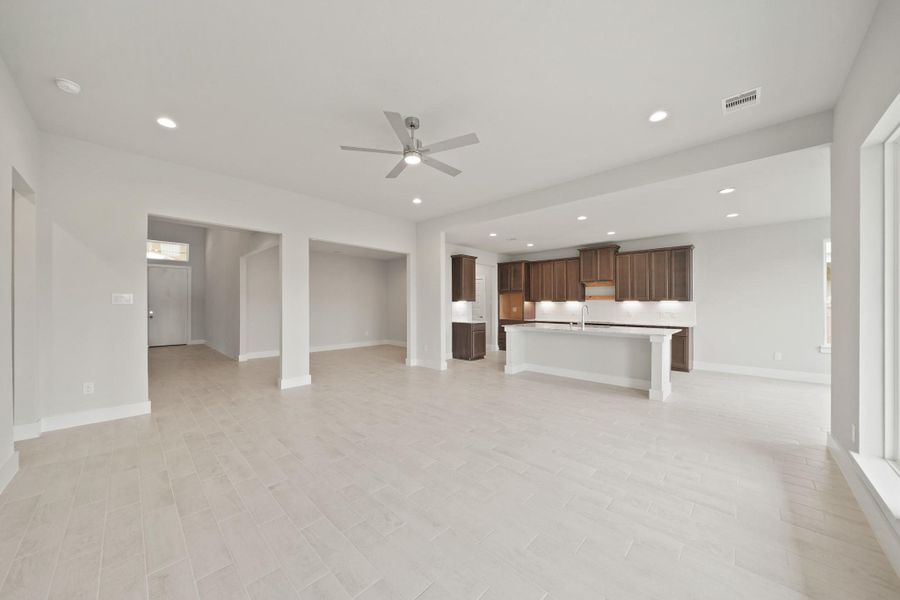 Spacious, unfurnished interior of a new home in Barton Creek Ranch, Conroe (Image 18). Spacious, unfurnished interior of a new home in Barton Creek Ranch, Conroe (Image 18).