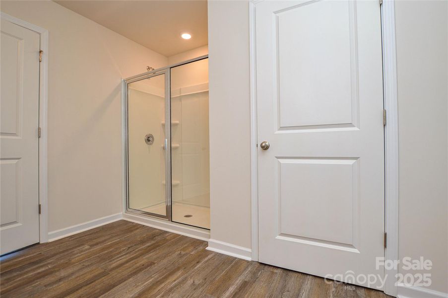 Spacious, unfurnished interior of a new home in Fergus Crossing, York (Image 36).