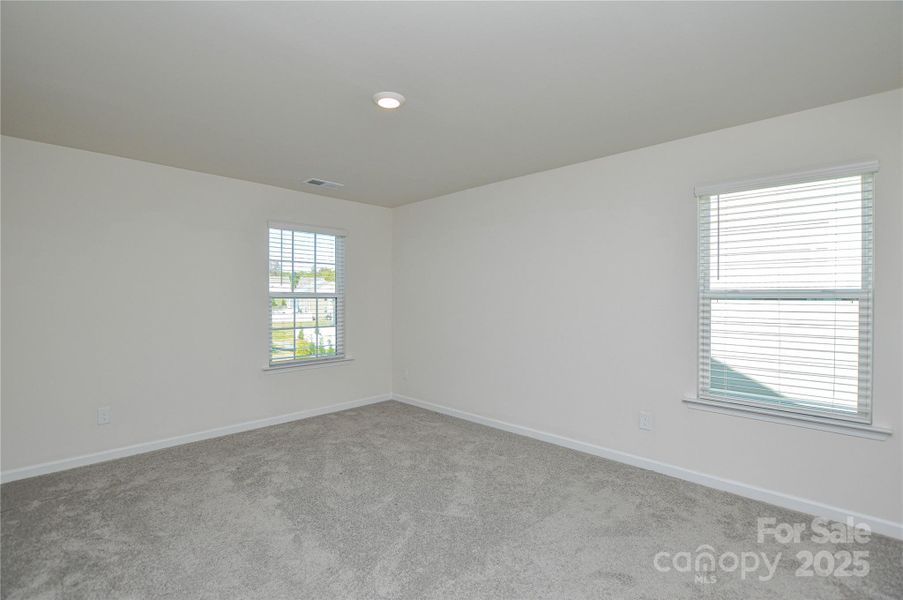 Spacious, unfurnished interior of a new home in Fergus Crossing, York (Image 13).