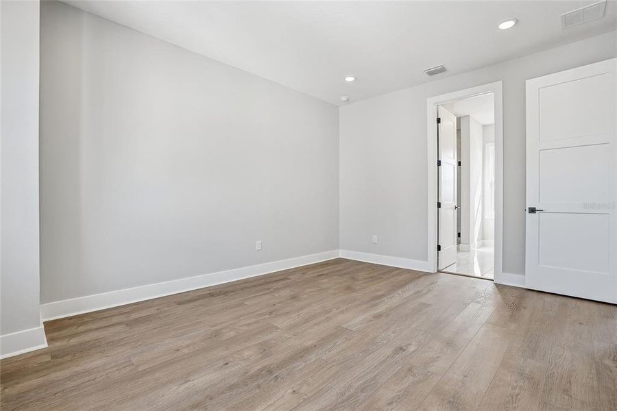 Spacious, unfurnished interior of a new home in , St. Petersburg (Image 41).