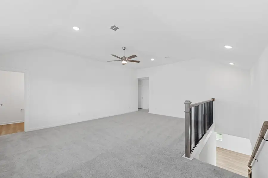 Spacious, unfurnished interior of a new home in Miller's Pond, Rosenberg (Image 11).