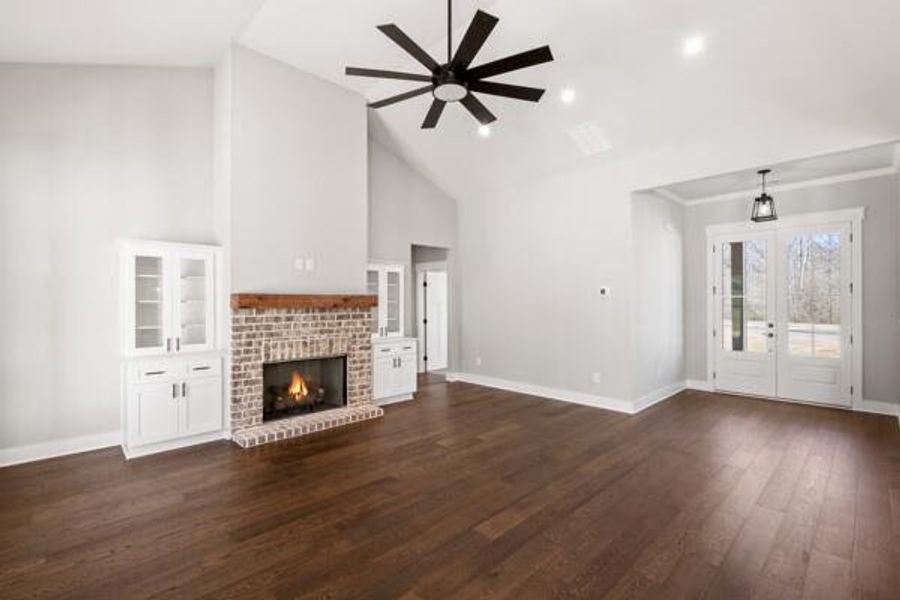 Spacious, unfurnished interior of a new home in , Jasper (Image 4).