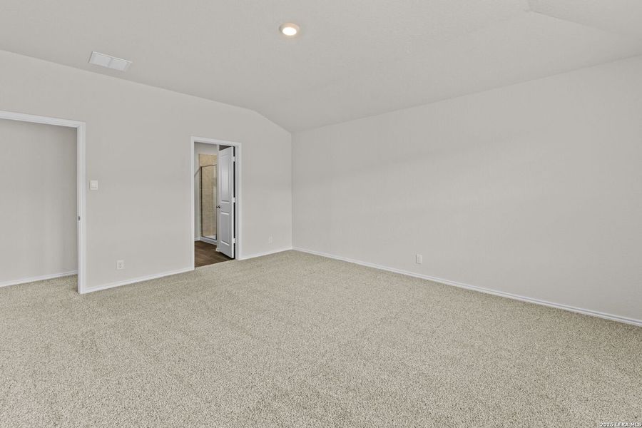 Spacious, unfurnished interior of a new home in Applewood, San Antonio (Image 15).