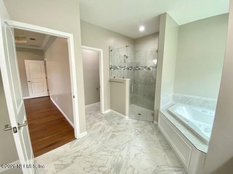 Spacious, unfurnished interior of a new home in , Middleburg (Image 5).