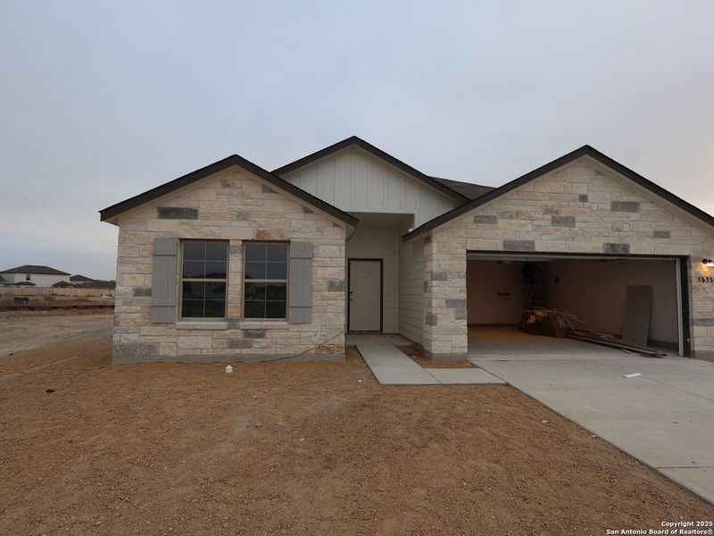 Exterior details and patio area of a home in Cinco Lakes, San Antonio (Image 20). Exterior details and patio area of a home in Cinco Lakes, San Antonio (Image 20).
