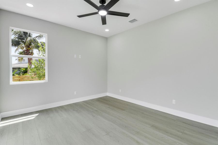 Spacious, unfurnished interior of a new home in , Jensen Beach (Image 42).