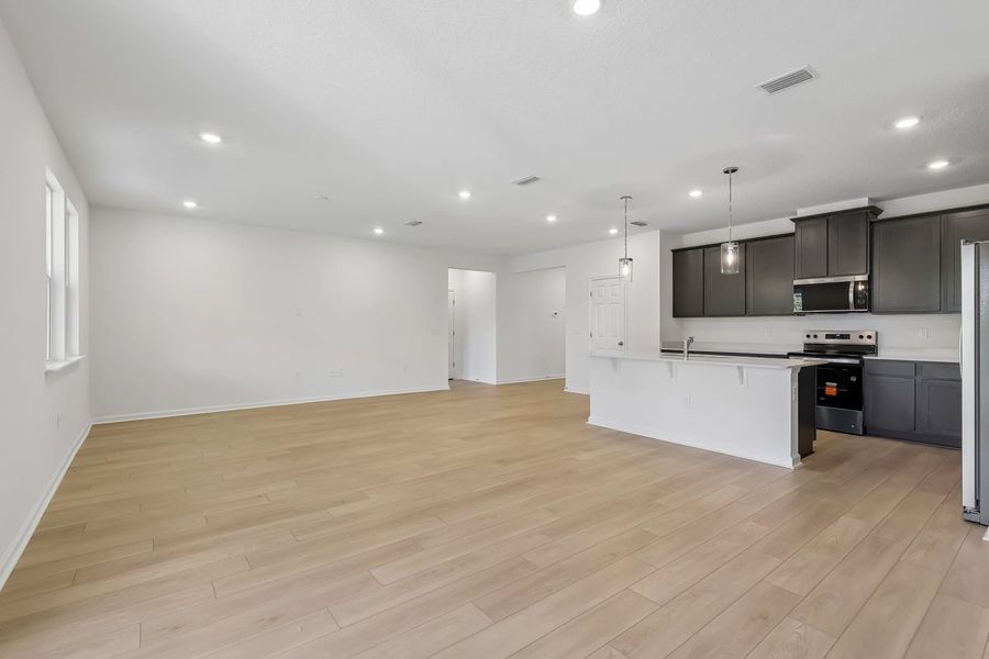 Spacious, unfurnished interior of a new home in Hawkes Meadow, Jacksonville (Image 12).