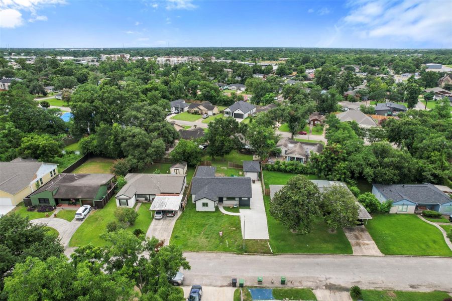 Nice neighborhood right in the heart of Houston, minutes from University of Houston, Texas Southern, Medical Center and major freeways. Nice neighborhood right in the heart of Houston, minutes from University of Houston, Texas Southern, Medical Center and major freeways.
