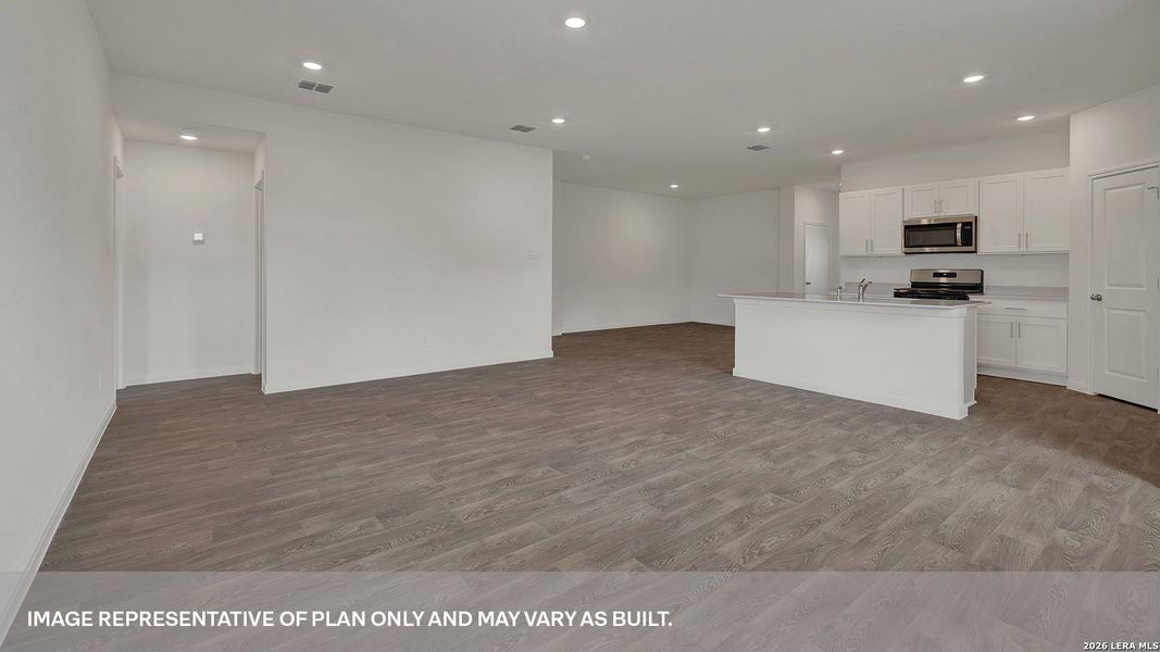 Spacious, unfurnished interior of a new home in Trace, San Marcos (Image 9).