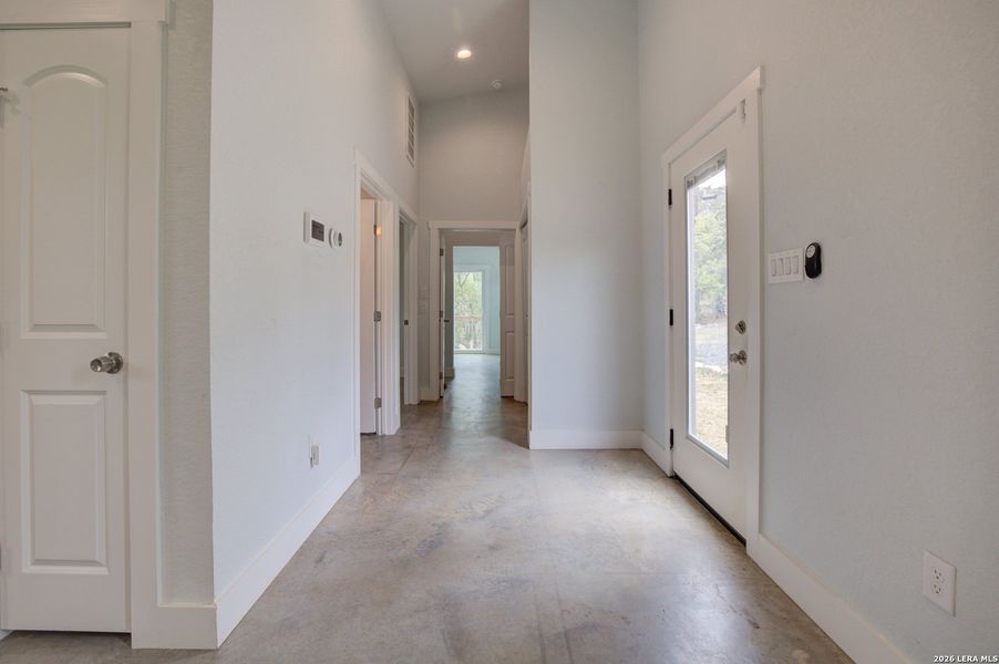 Spacious, unfurnished interior of a new home in , Canyon Lake (Image 18).