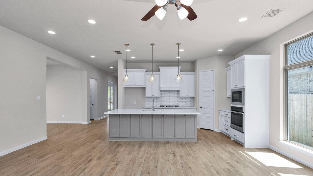 Spacious, unfurnished interior of a new home in The Groves 45', Humble (Image 12).