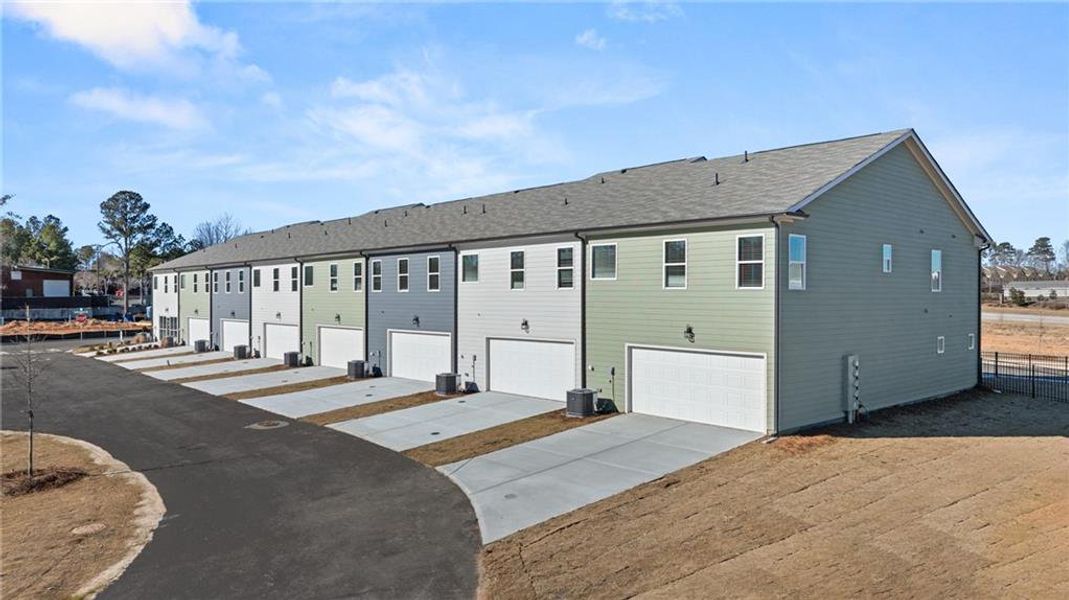 Exterior details and patio area of a home in Lake Carlton, Loganville (Image 22).