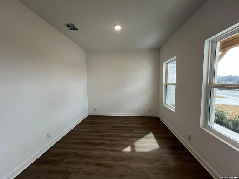 Spacious, unfurnished interior of a new home in Nopal Valley, San Antonio (Image 22).