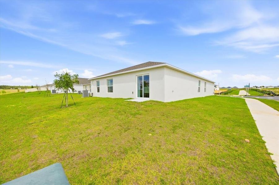 Exterior details and patio area of a home in Hunt Club Groves, Lake Wales (Image 3).