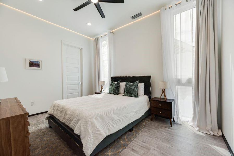 Furnished interior view inside a new home in , Dallas (Image 23).