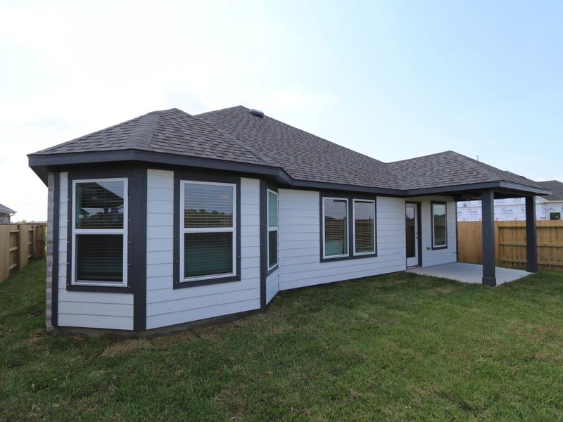 Exterior details and patio area of a home in Lago Mar, Santa Fe (Image 3). Exterior details and patio area of a home in Lago Mar, Santa Fe (Image 3).