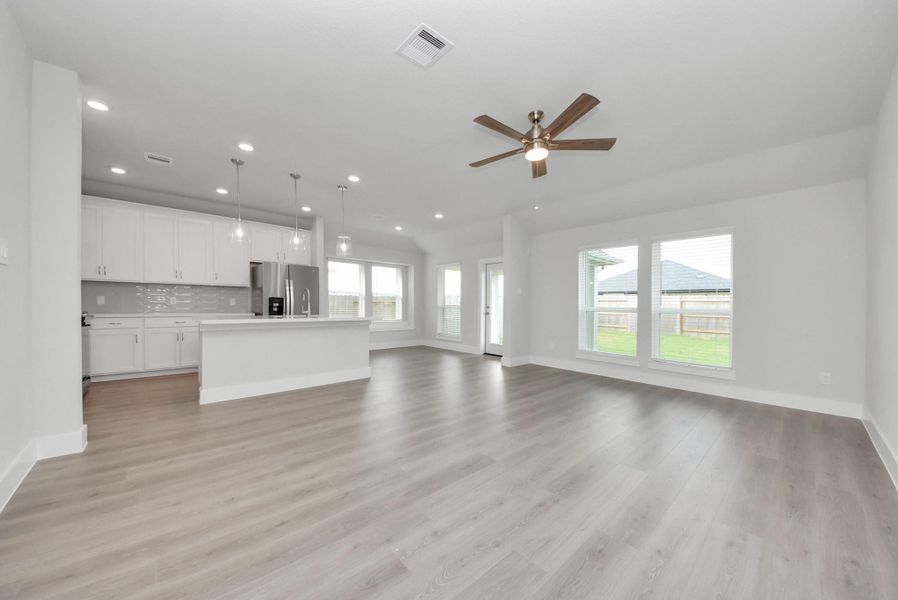 Spacious, unfurnished interior of a new home in Sunrise Cove: Landmark Collection, Texas City (Image 32).